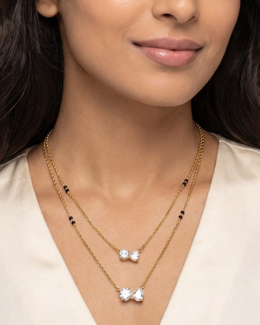 Woman wearing the Solvyn Stone Duo Mangalsutra at the collarbone