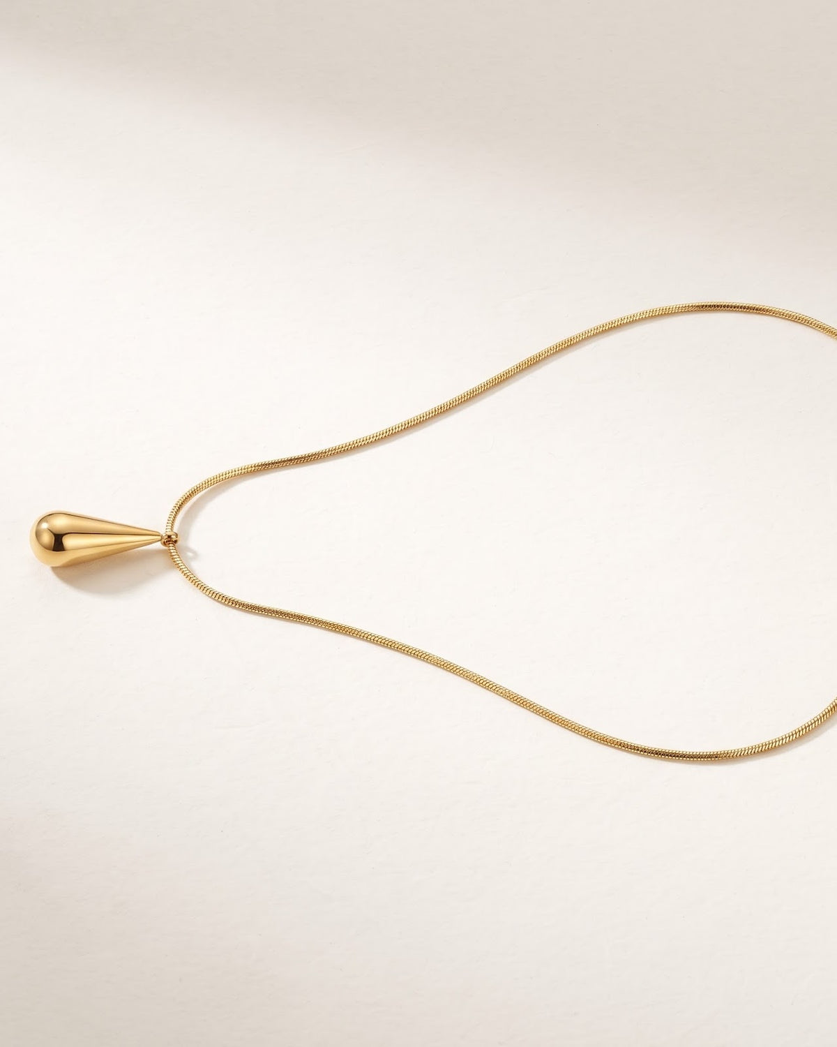 Solisha Teardrop Chain Necklace – Close-up detail