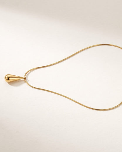 Solisha Teardrop Chain Necklace – Close-up detail