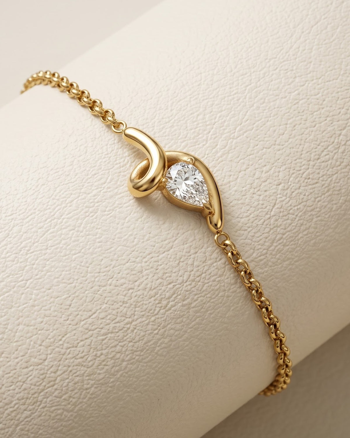 Solette Wave Solitaire Chain Bracelet — close-up detail