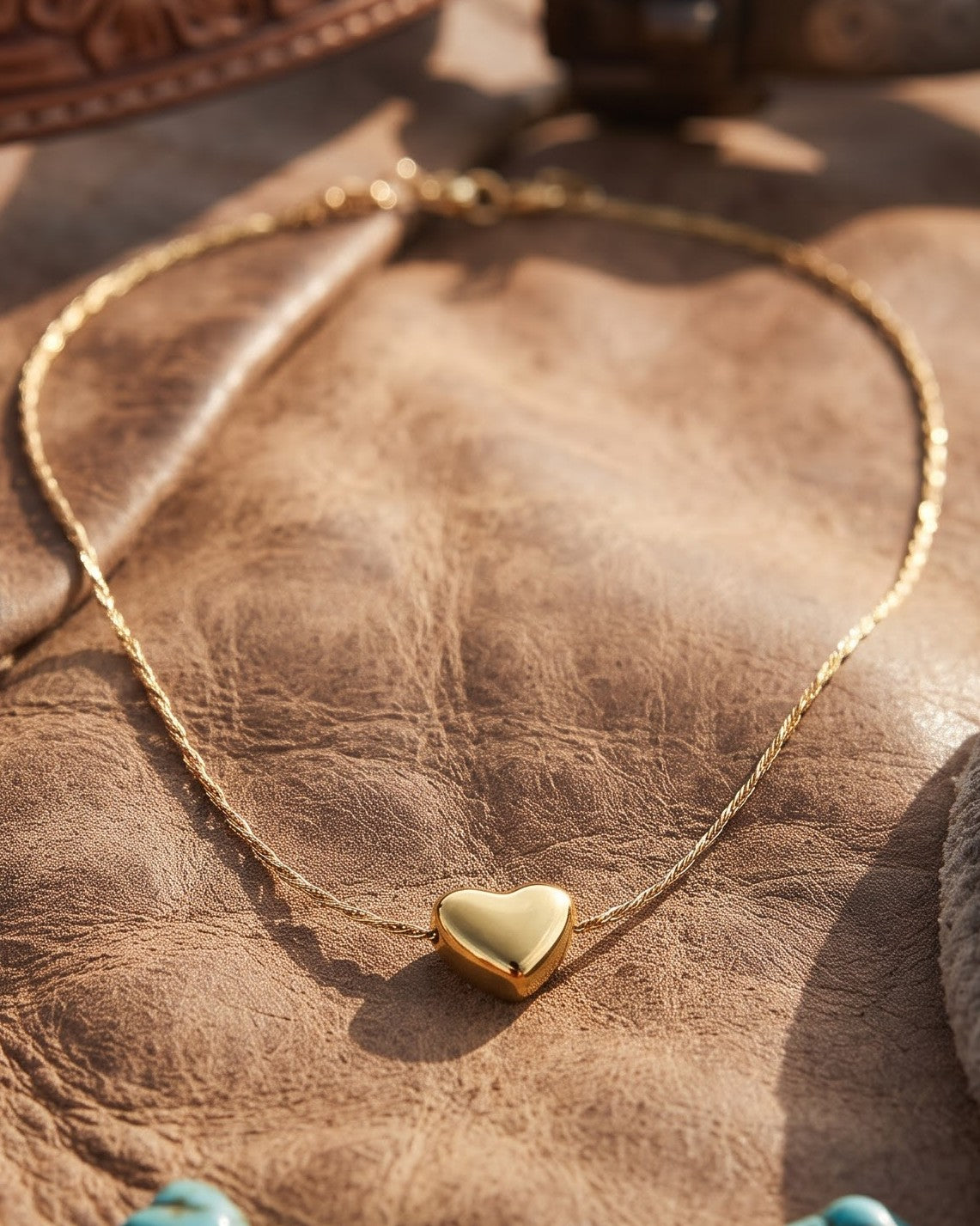 Solvelle Mini Heart Pendant Necklace - close-up view