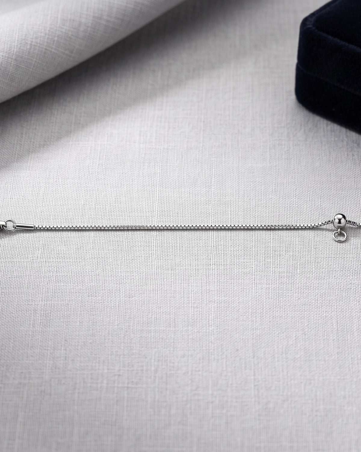 Solyen Slider Chain Anklet - Close-up Detail Shot