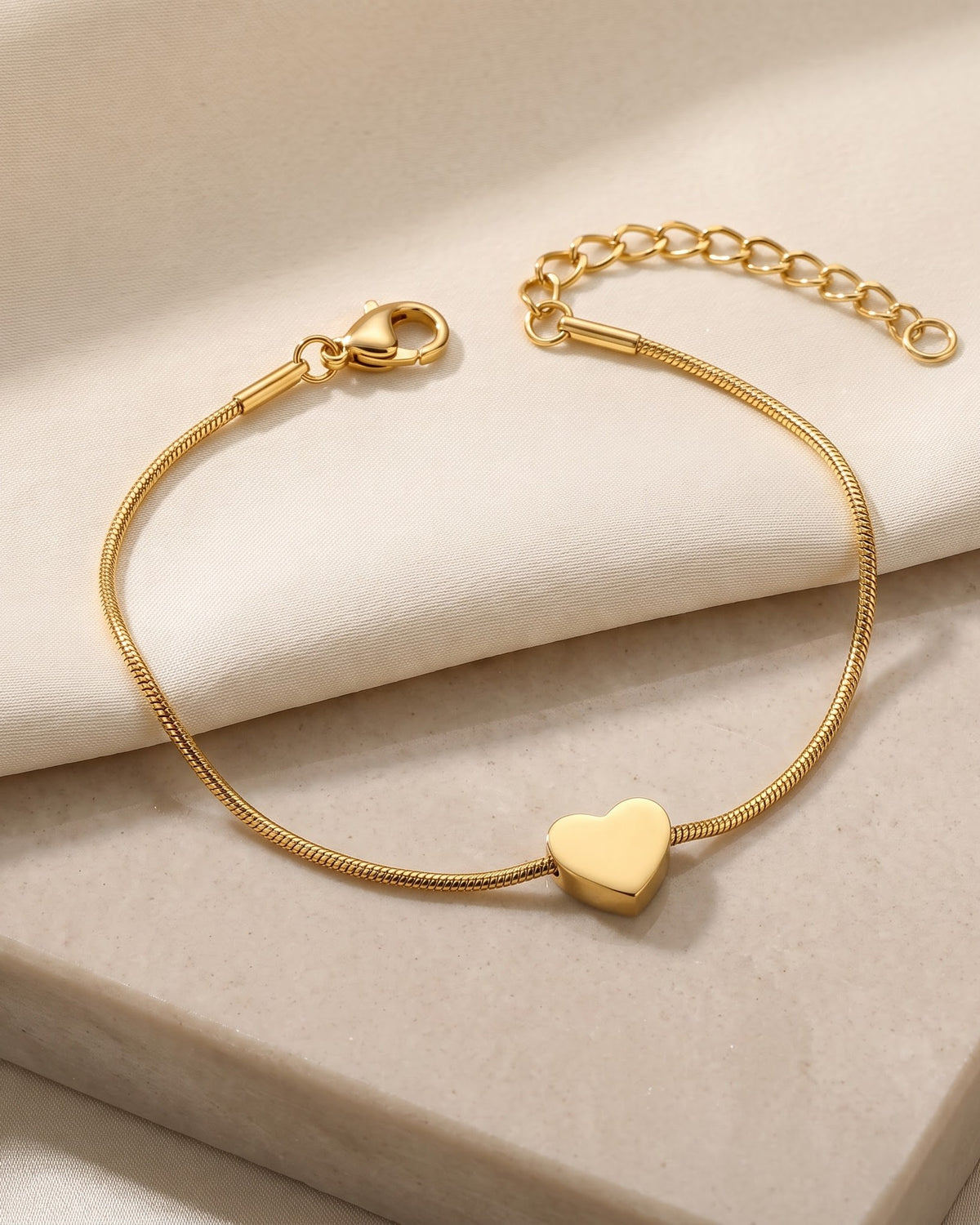 Solhera Heart Chain Bracelet - Close-up Detail Shot