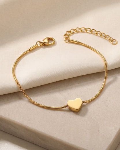 Solhera Heart Chain Bracelet - Close-up Detail Shot