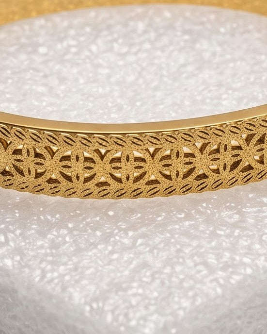 Solnera Clover Bloom Bangle — cinematic shot