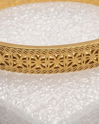 Solnera Clover Bloom Bangle — cinematic shot