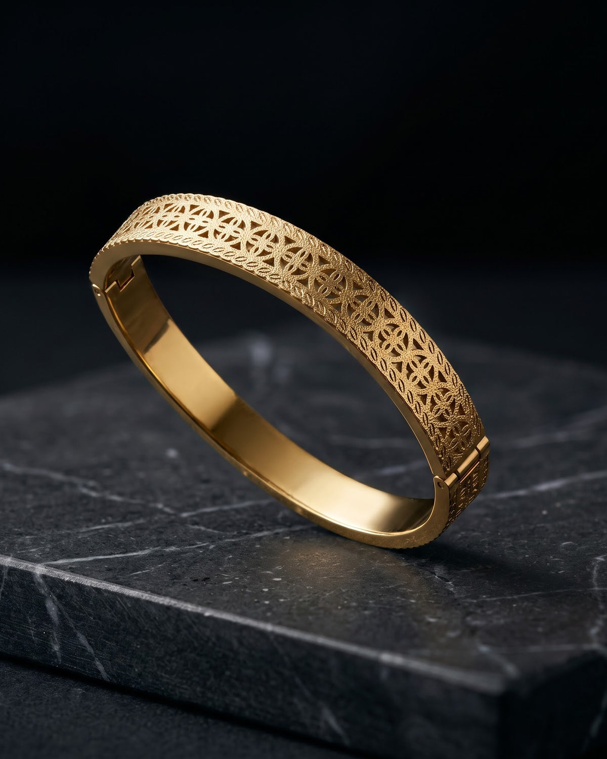 Solnera Clover Bloom Bangle — display shot
