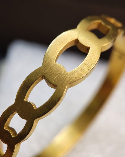 Solorin Oval Link Bangle — cinematic shot