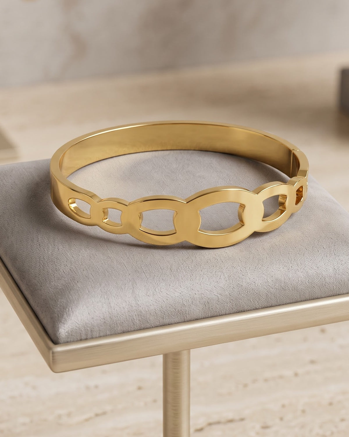 Solorin Oval Link Bangle — display shot