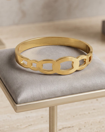 Solorin Oval Link Bangle — display shot