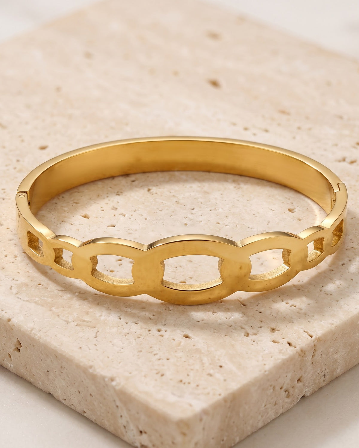 Solorin Oval Link Bangle — close-up detail