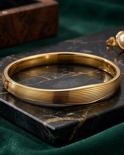 Solnavi Ripple Bangle — close-up detail