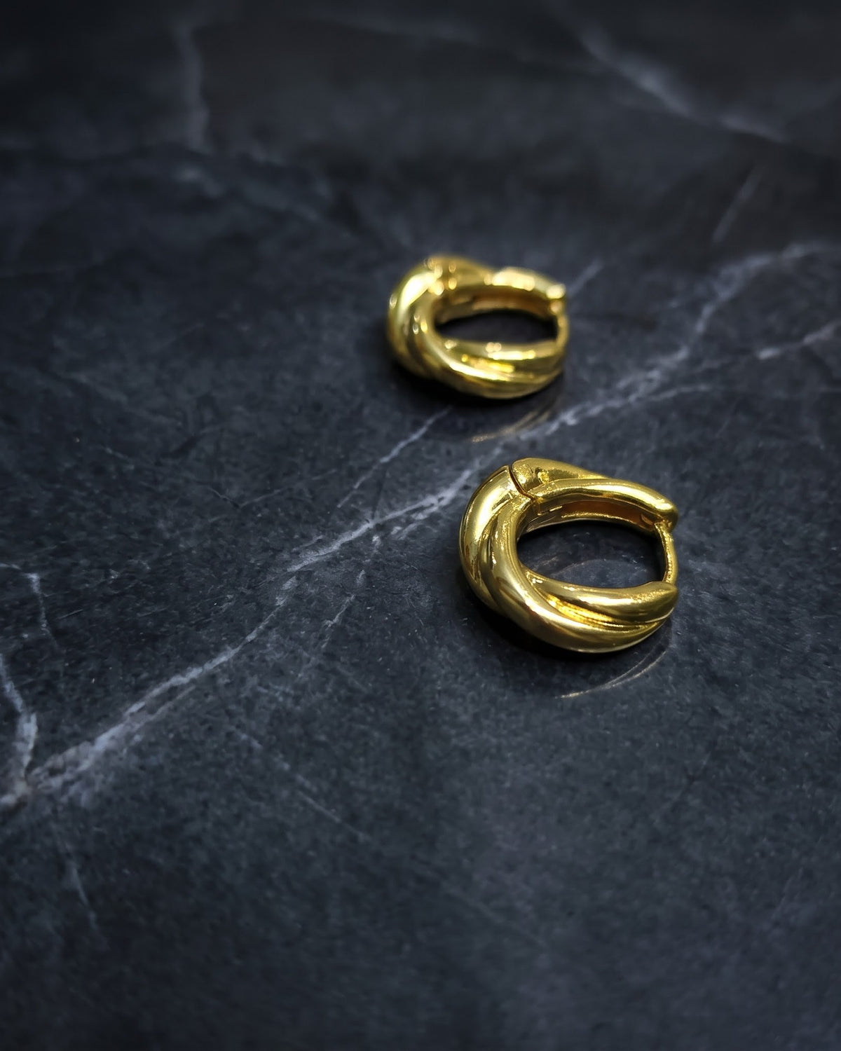 Solvenya Crossover Hoop Earrings - Close-up view