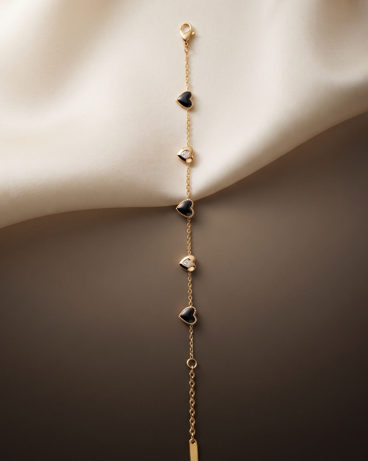 Solmaren Black Heart Chain Bracelet - Hero view
