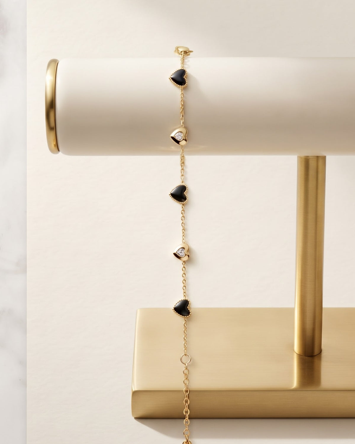 Solmaren Black Heart Chain Bracelet - Display view