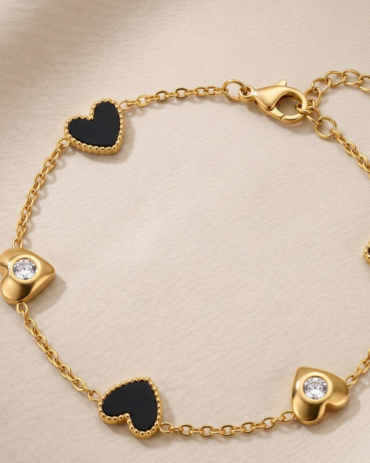 Solmaren Black Heart Chain Bracelet - Close-up view