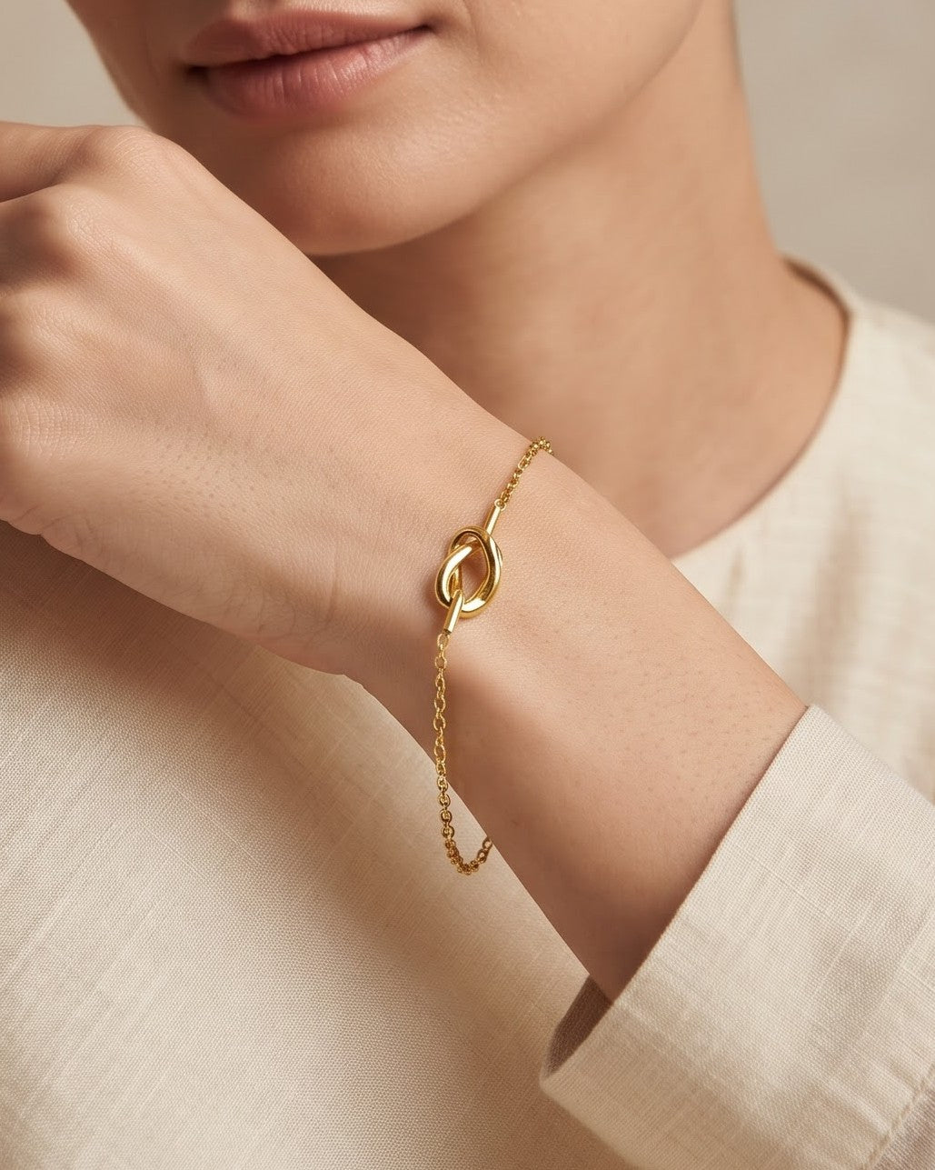 Solverin Love Knot Chain Bracelet - Model view