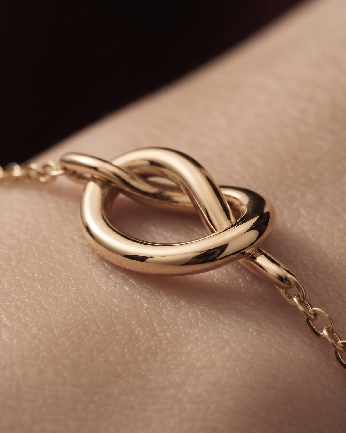Solverin Love Knot Chain Bracelet - Detail view