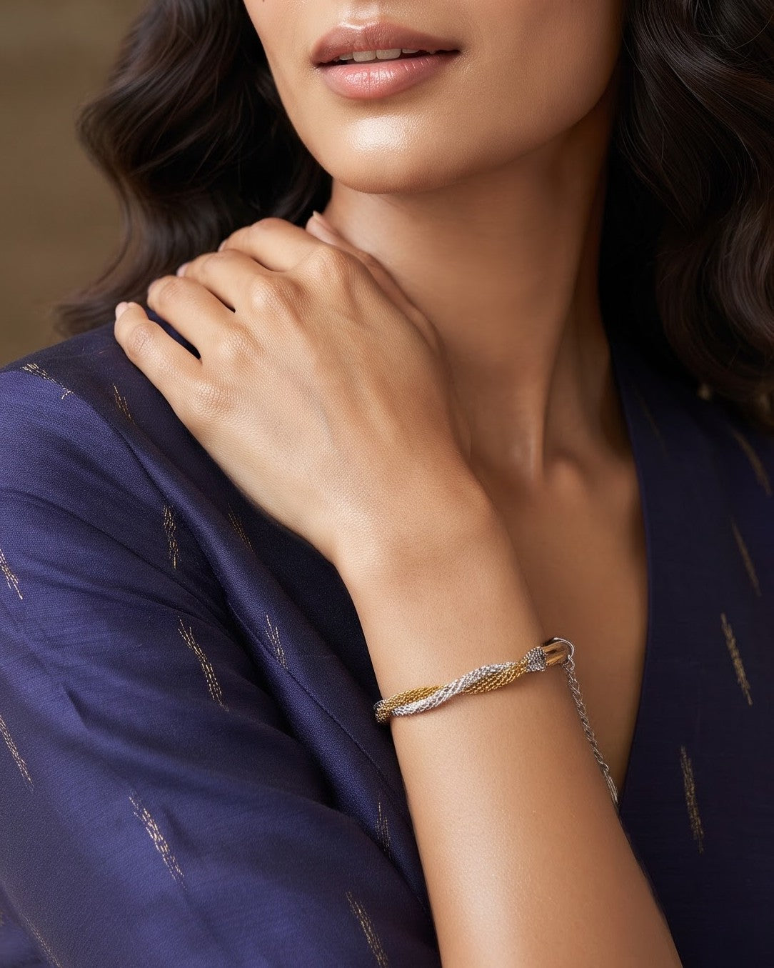 Solvanto Twist Chain Bracelet - detail view