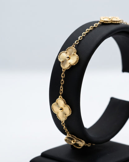 Solcenne Clover Chain Bracelet - Stand Display Shot