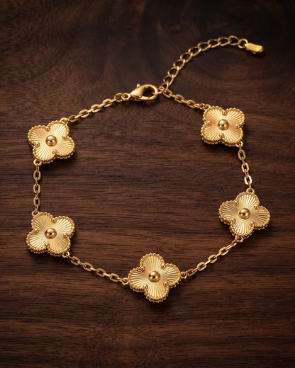 Solcenne Clover Chain Bracelet - Close-up Detail Shot