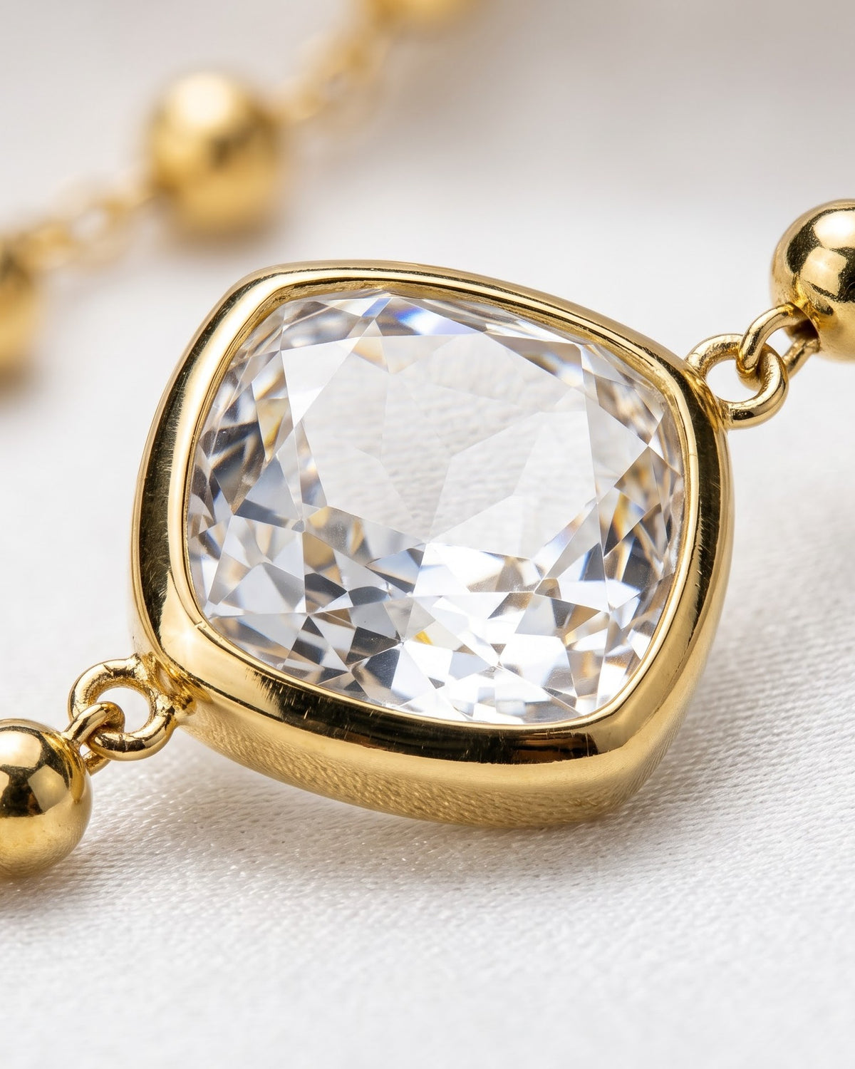 Solrisa Cushion Chain Necklace - Cinematic Shot