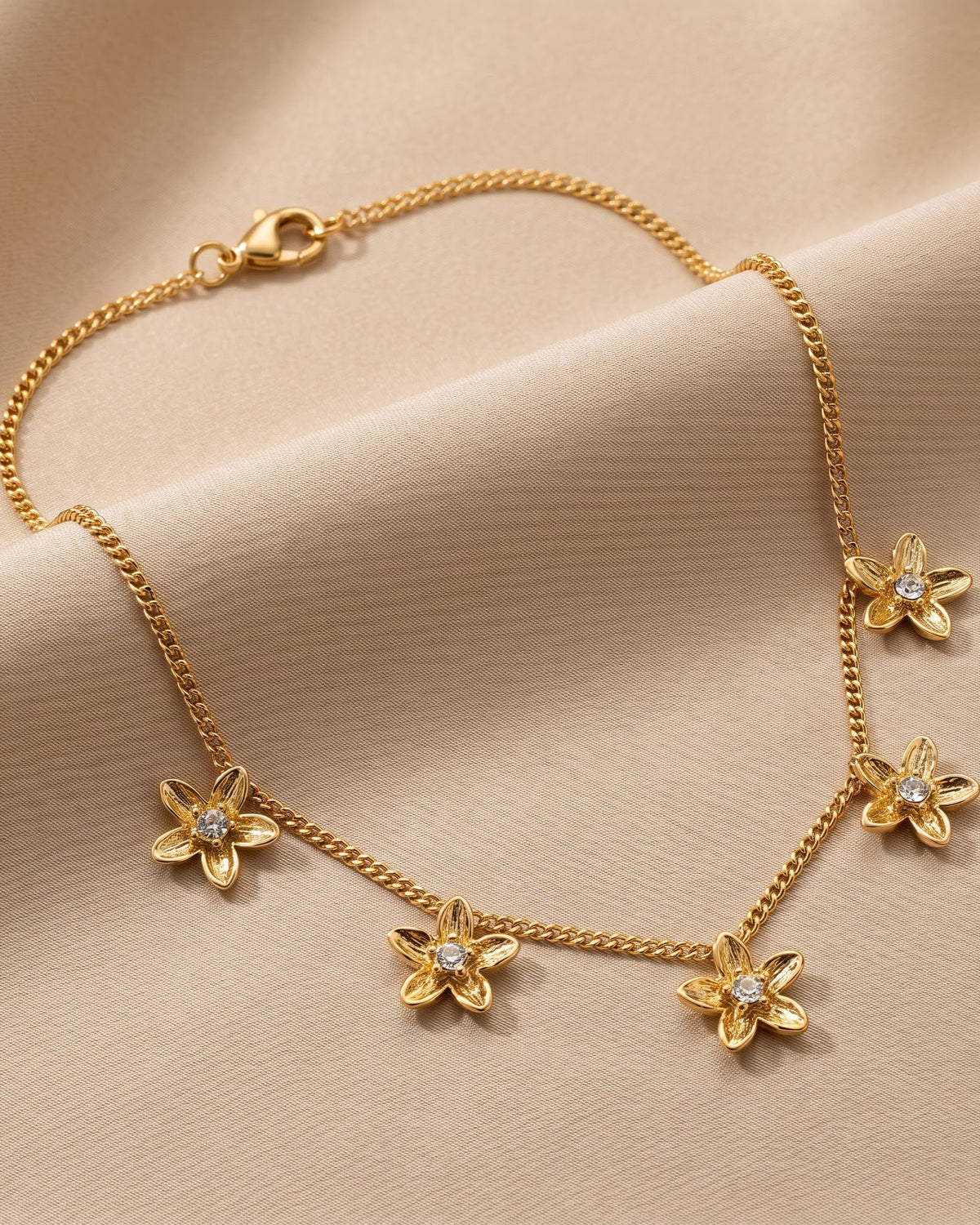 Solume Star Blossom Chain Necklace - Close-up detail