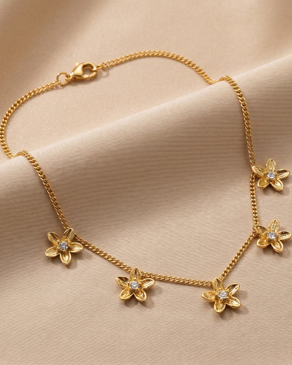 Solume Star Blossom Chain Necklace - Close-up detail