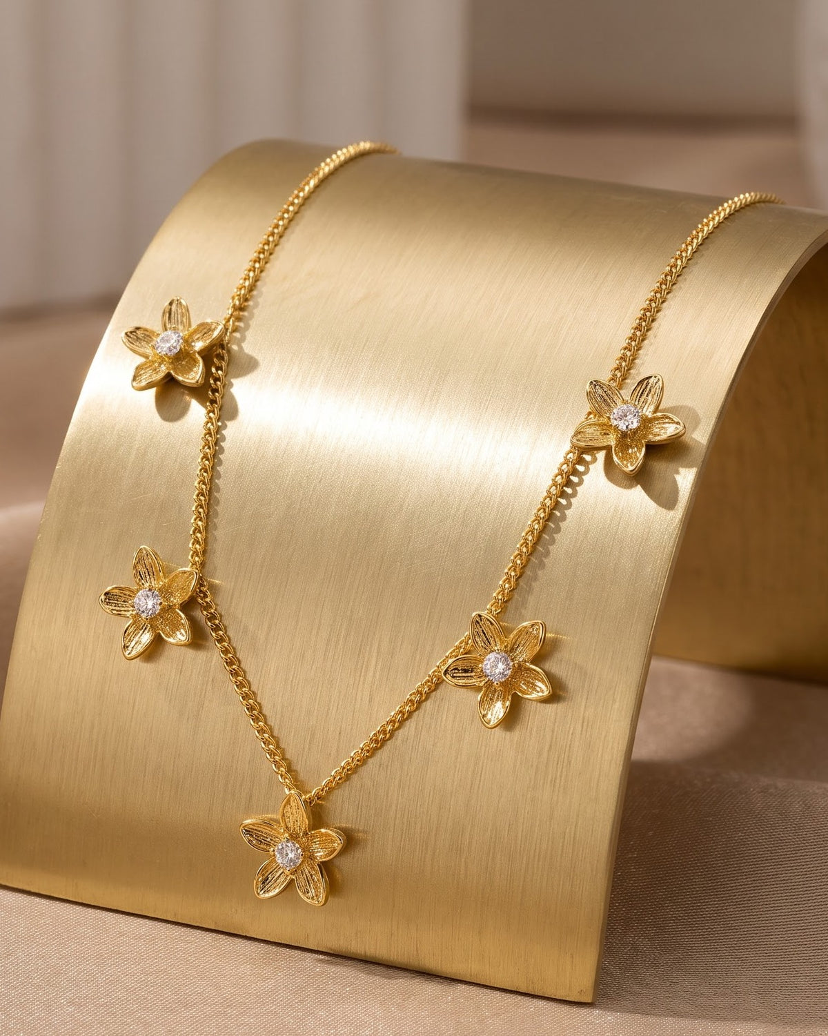 Solume Star Blossom Chain Necklace - Display shot