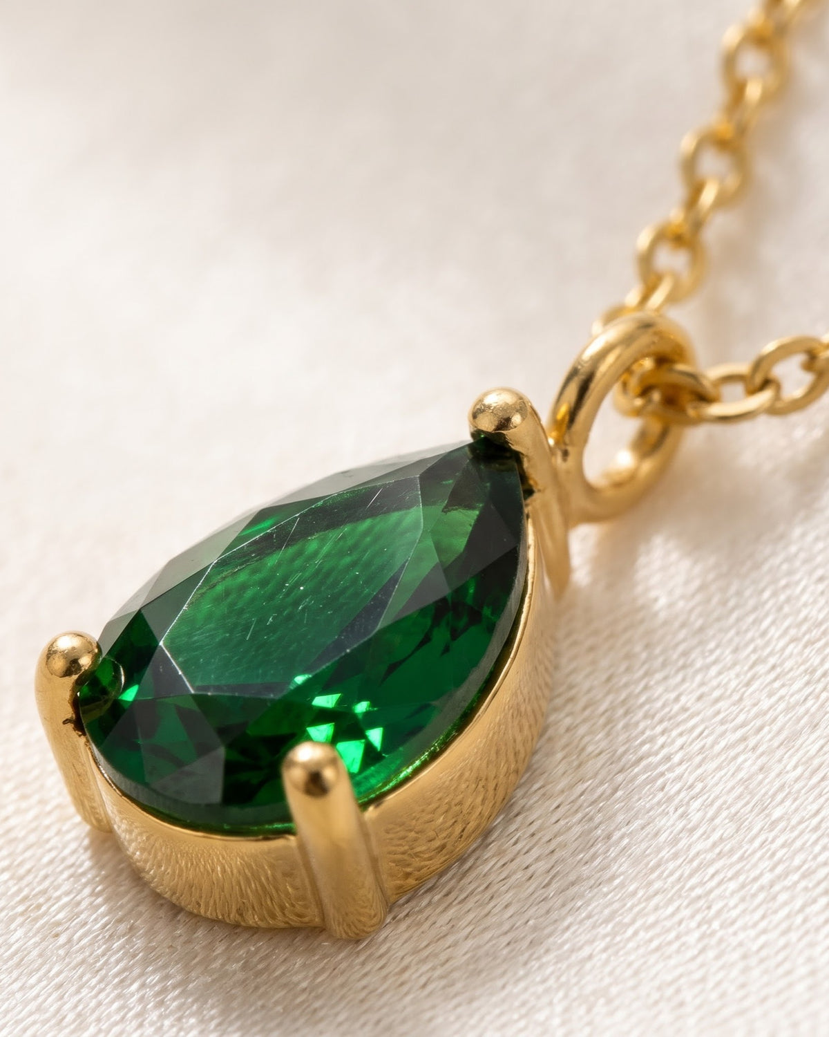 Solesa Verdant Drop Pendant Necklace – Cinematic Shot