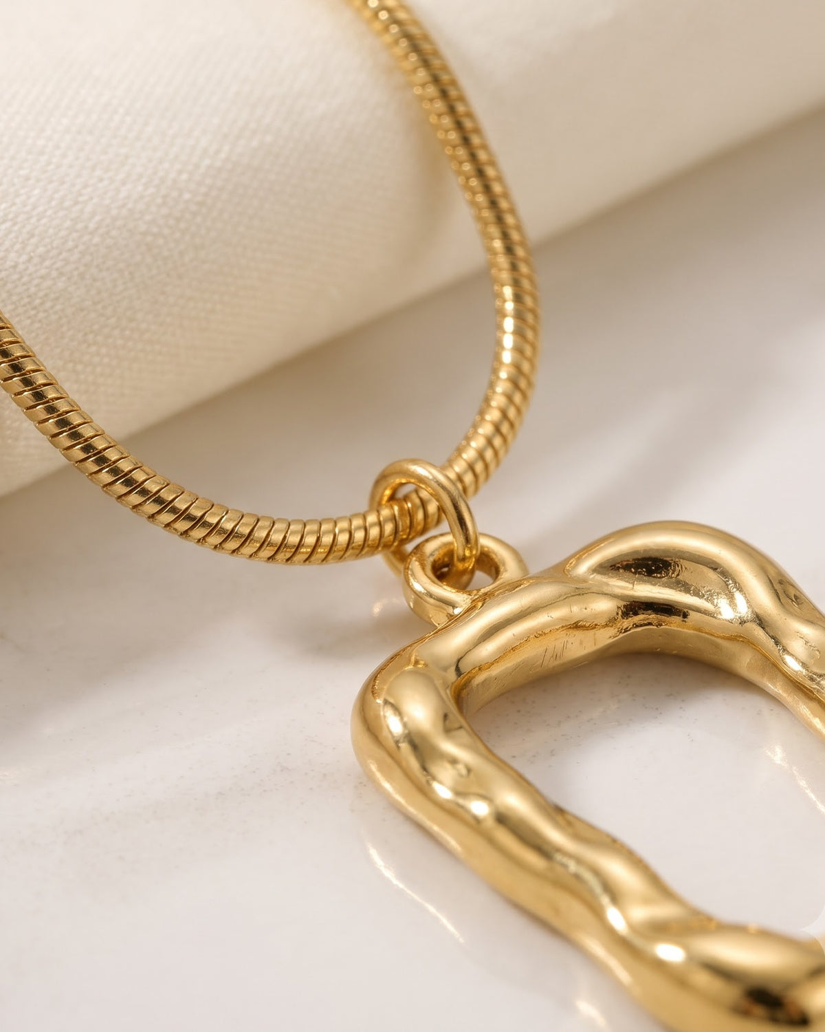 Solvona Frame Pendant Necklace – Cinematic Shot