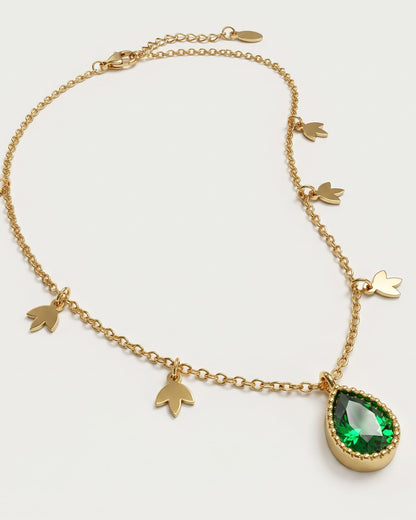 Solmeka Teardrop Pendant Necklace – Close-up Shot