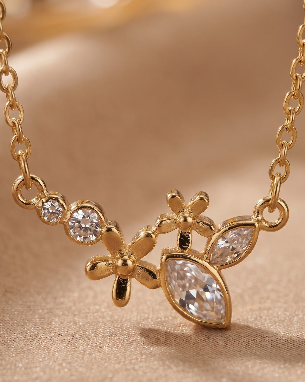 Solteka Bloom Chain Necklace – Cinematic Shot