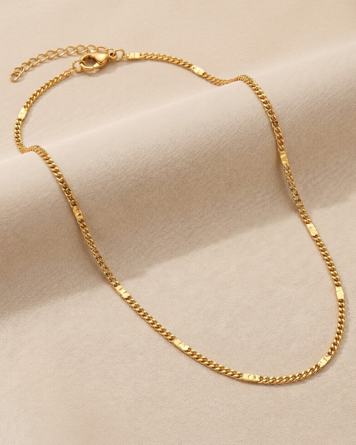 Solkena Link Chain Necklace – Close-up Shot