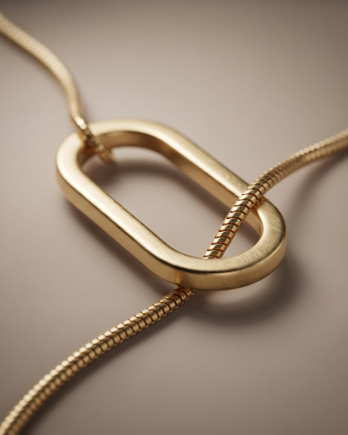 Solkeya Link Chain Necklace - Cinematic shot