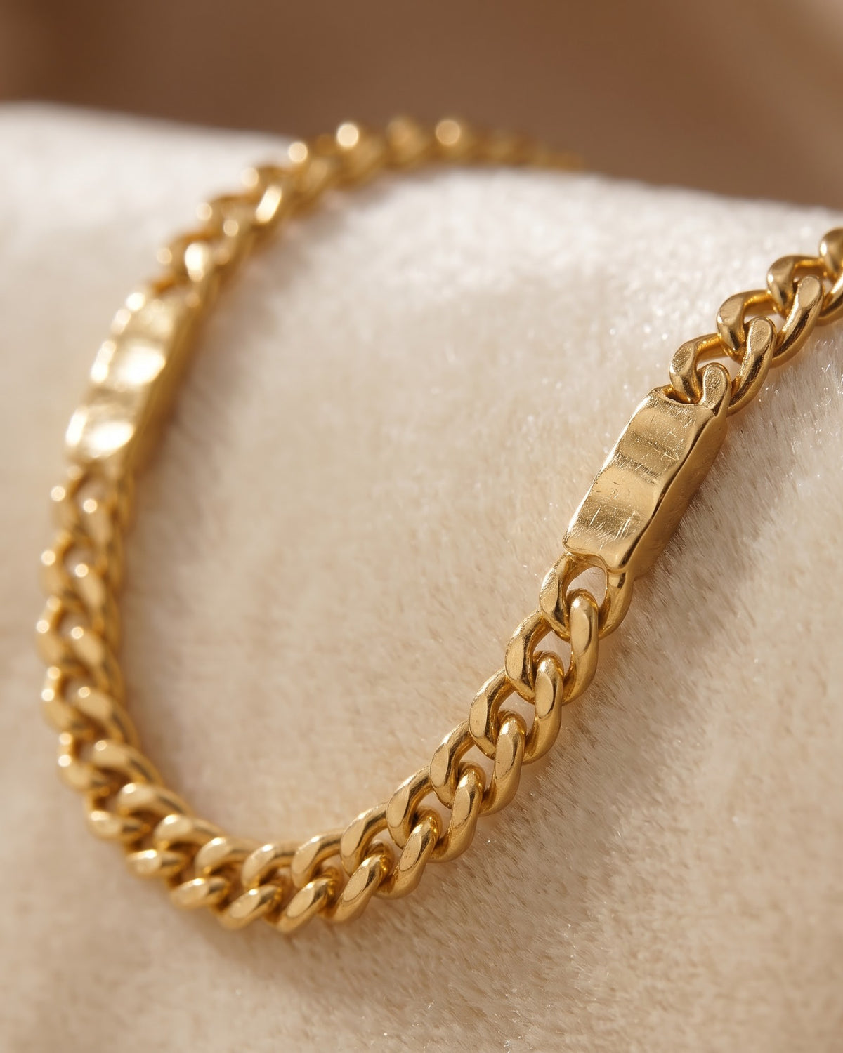 Solkena Link Chain Necklace – Cinematic Shot